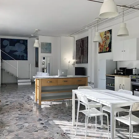 Artistic And Spacious Loft - 3 Min From The Metro Apartment