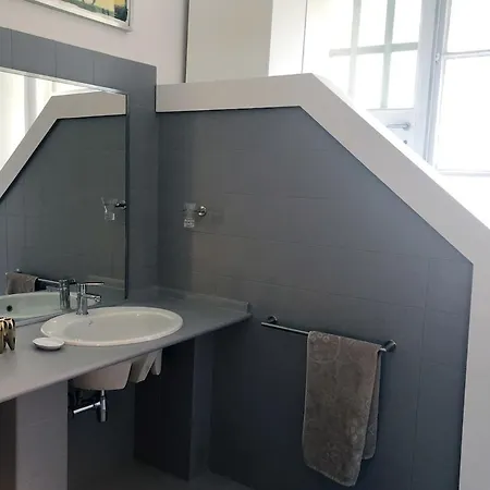 Artistic And Spacious Loft - 3 Min From The Metro Apartment